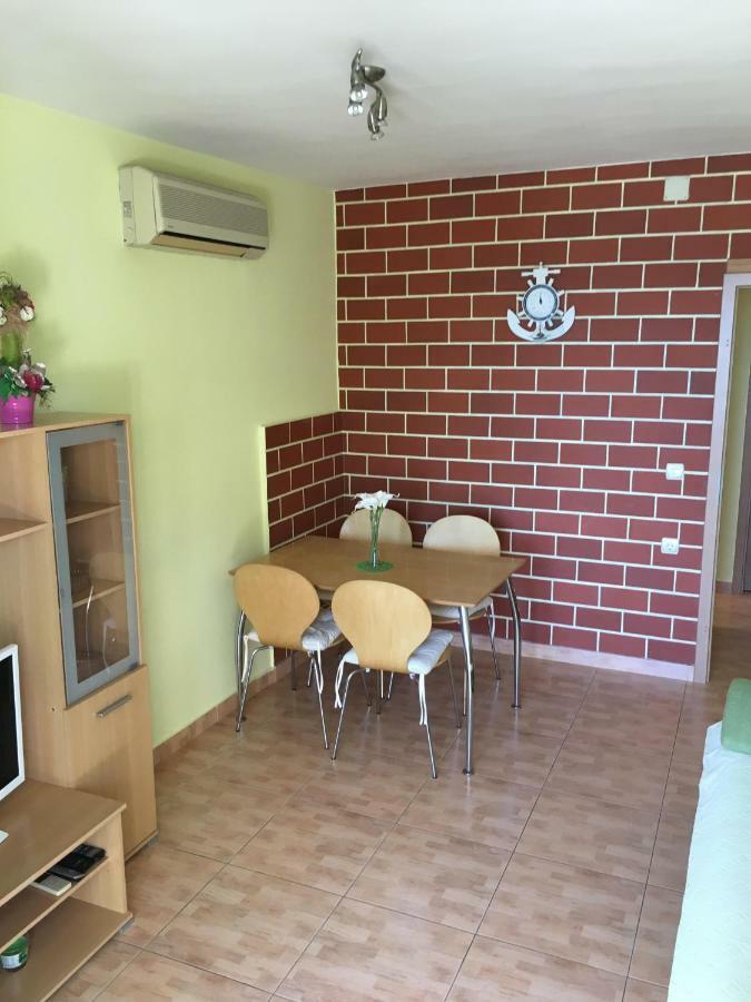 Apartman Tatjana Appartamento Podgora Esterno foto